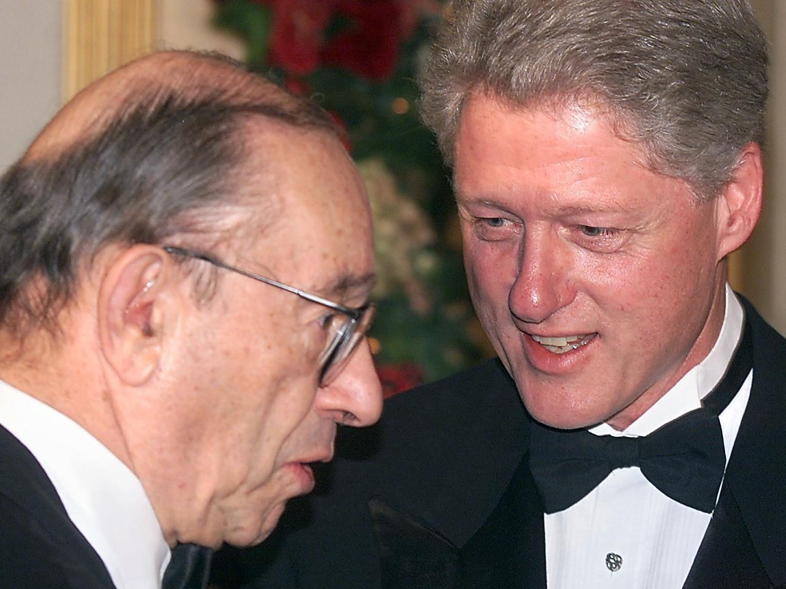 1999 年 12 月 31 日，时任总统比尔·克林顿在华盛顿特区白宫接待处与时任美联储主席格林斯潘交谈。