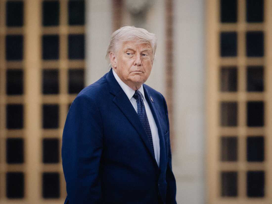特朗普总统在法国参加七国集团峰会时，推翻了参议院确认其国家情报总监人选的计划。上图为特朗普于 2026 年 6 月 17 日抵达凡尔赛宫参加晚宴。