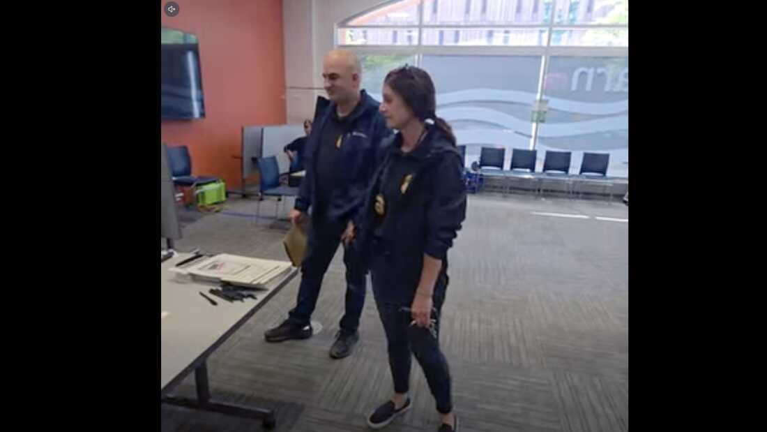 戈尼亚说，特工们有一份关于她的档案，详细信息包括她的姓名、地址、出生日期、身高、体重和眼睛颜色，他们要求她签署一份文件，声称她的 Instagram 帐户可能违反了联邦法律，该法律规定威胁或恐吓联邦官员是非法的。