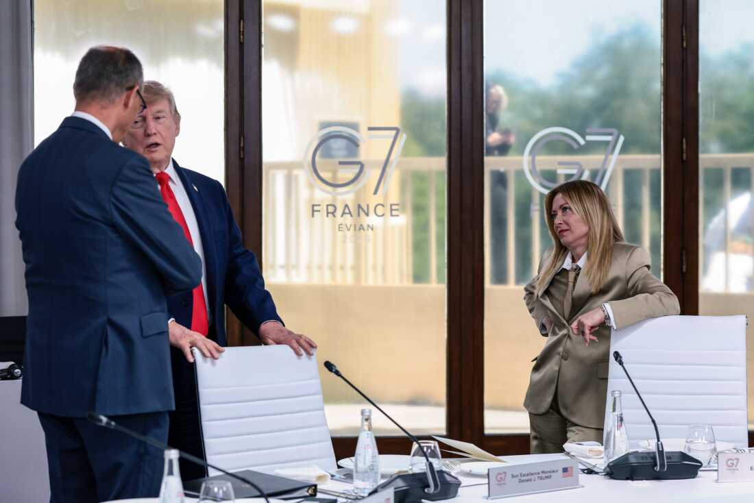 6 月 16 日，美国总统唐纳德·特朗普 (Donald Trump) 与德国总理弗里德里希·梅尔茨 (Friedrich Merz) 交谈，意大利总理乔治亚·梅洛尼 (Giorgia Meloni) 出席在法国埃维昂举行的七国集团会议。