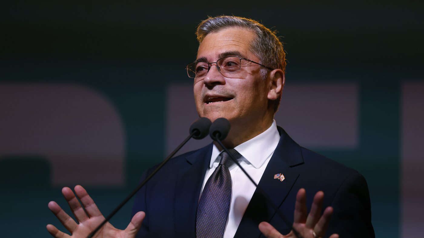 民主党人泽维尔·贝塞拉 (Xavier Becerra) 在 11 月加州州长竞选中赢得榜首