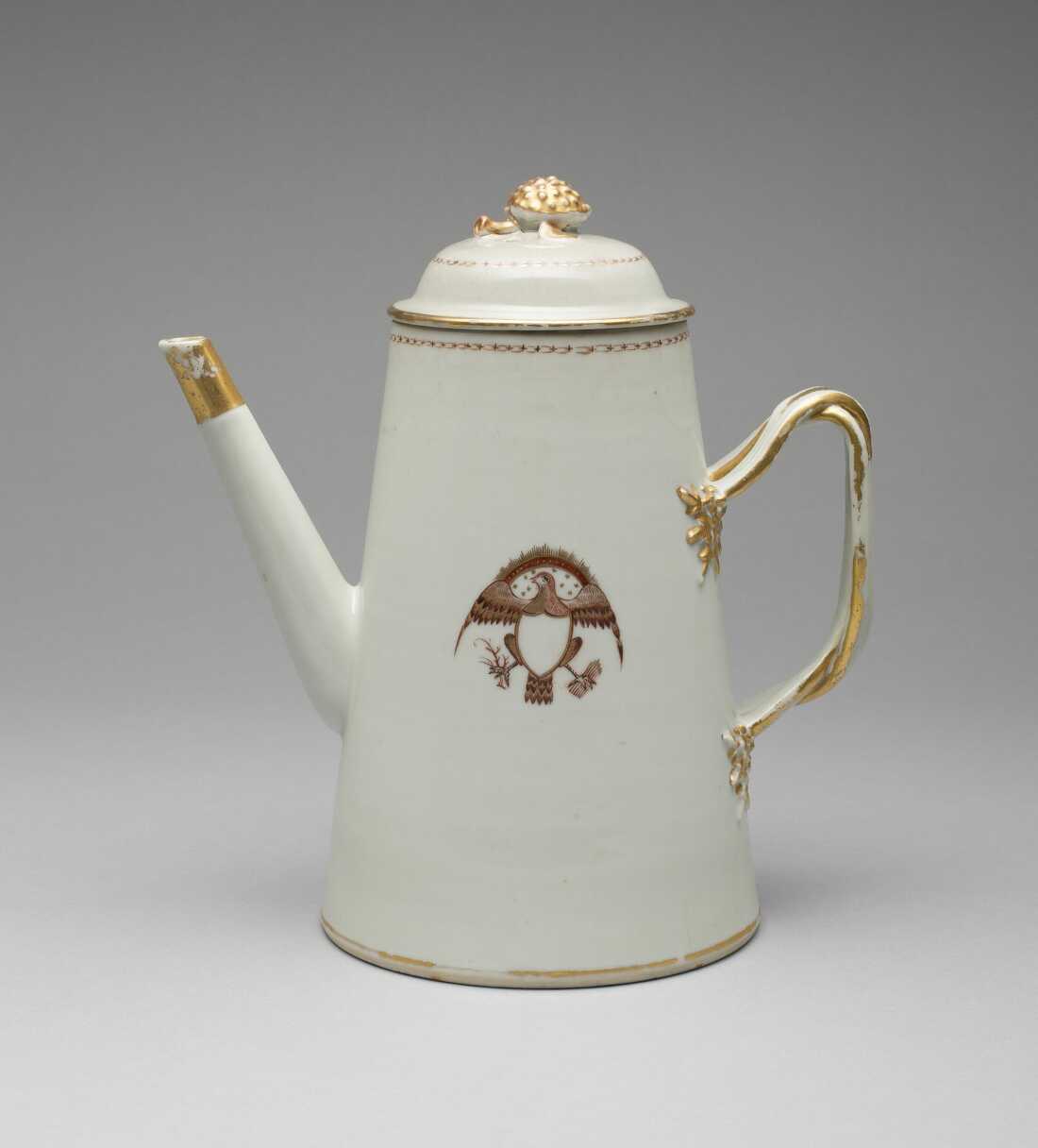 带盖的白色和金色咖啡壶，约 1795 年。它有美国鹰图案，在中国制造，面向美国市场。咖啡是殖民时代日益增长的全球化趋势的一部分。