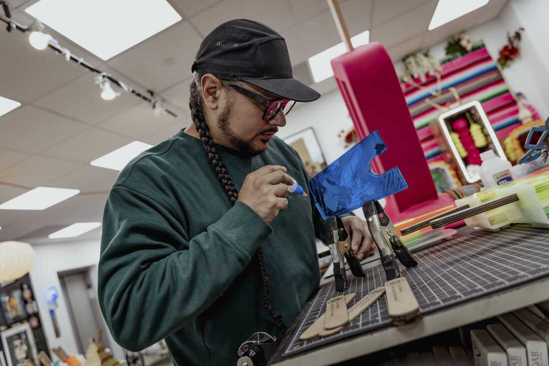 胜利者 "马尔卡27" Quiñonez 用他的作品制作了帕莱塔雕塑的树脂部分 "冰尖叫" 系列。
