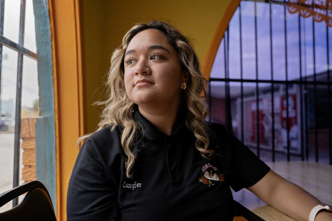 2026 年 7 月 11 日，Lucinea Canyfer Vazquez 在德克萨斯州休斯顿自家的 Monchy's 餐厅摆姿势拍照。