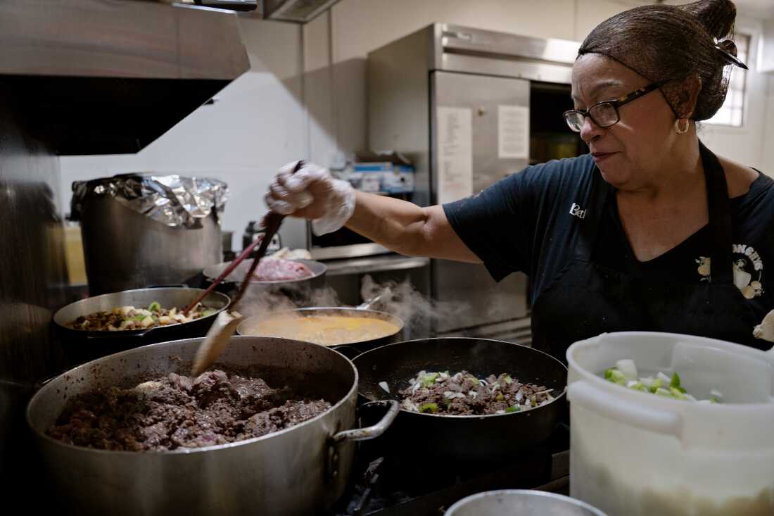 2026 年 7 月 11 日，伯莎·马丁内斯 (Bertha Martinez) 在德克萨斯州休斯顿的 Monchy's 准备炸玉米饼肉。