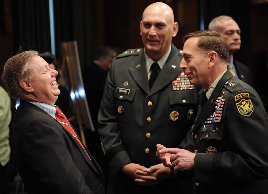 2008 年国会山听证会开始前，戴维·彼得雷乌斯 (David Petraeus) 将军（右）与格雷厄姆进行了交谈。 2007 年向伊拉克增兵期间，格雷厄姆曾在彼得雷乌斯麾下短暂服役。