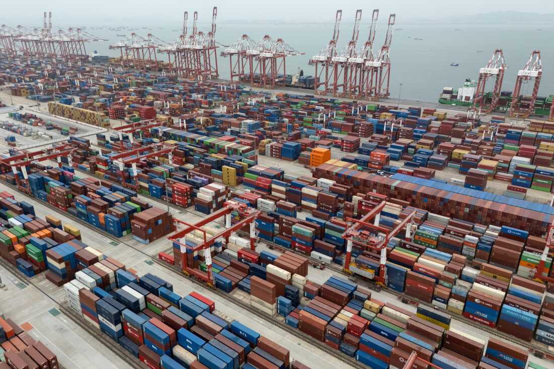 文件 - 2025 年 4 月 17 日，在中国南部广东省南沙区的广州港，集装箱已准备好运输。 