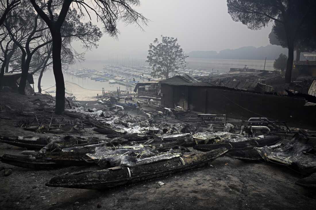 2026 年 7 月 28 日，马德里西南 65 公里（40 英里）处的佩拉约斯德拉普雷萨地区发生野火，圣胡安水库中可见烧焦的脚踏船。  