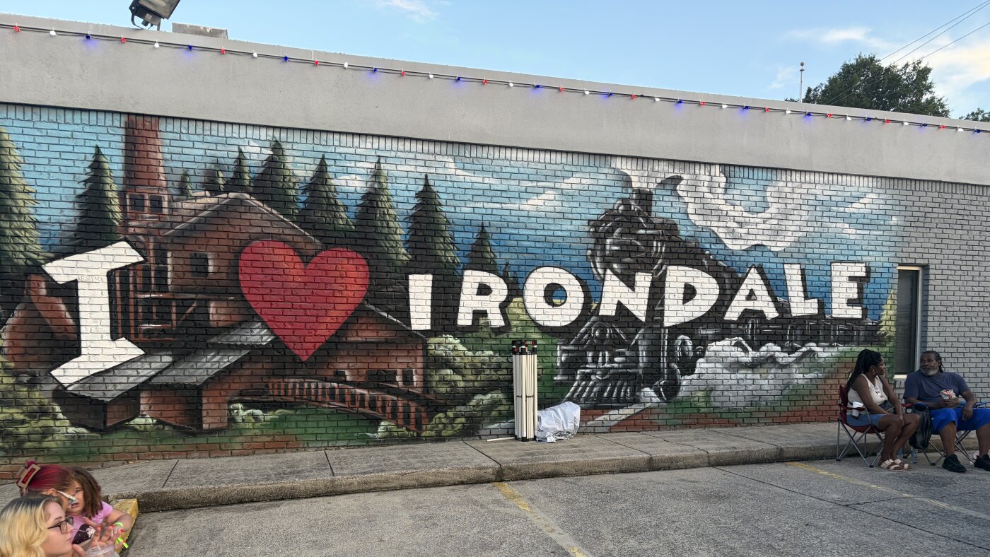 一个小镇将其节日重新命名为“AI Love Irondale Day”。然后评论就来了